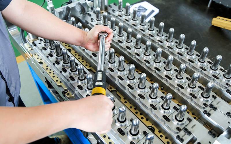 هل تقوم الشركة المصنعة لآلة قولبة الحقن UNIQUE بصيانة وصيانة معدات قولبة الحقن؟